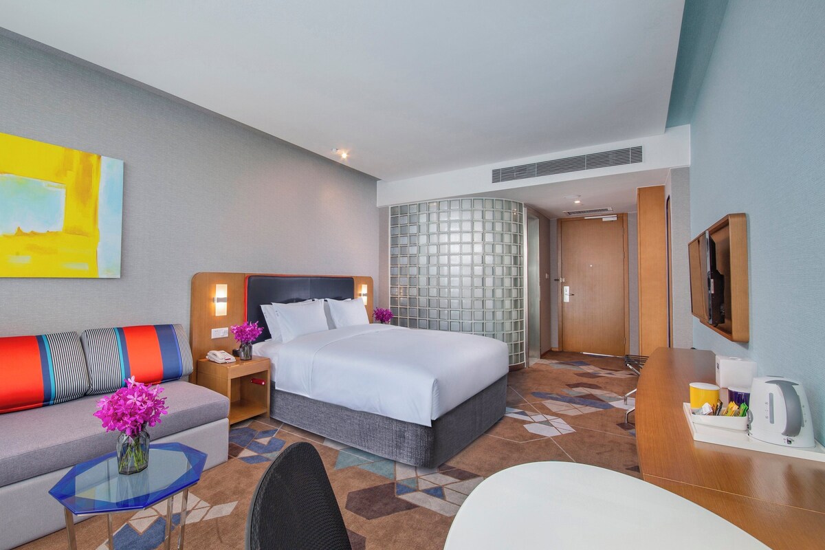 Standard Room, 1 King Bed | Premium bedding, in-room safe, desk, soundproofing