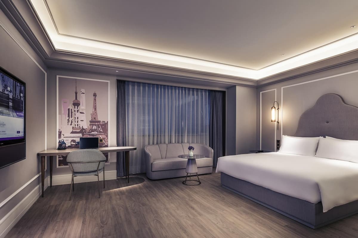 Standard Room, 1 King Bed | Minibar, in-room safe, desk, soundproofing