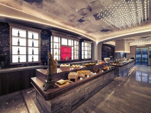 供应早餐、午餐和晚餐，国际美食