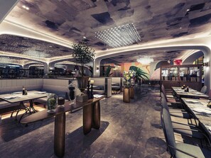 Salón en el vestíbulo con mesas al aire libre (abre todos los días)