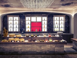 Se sirven desayunos, almuerzos y cenas; cocina internacional