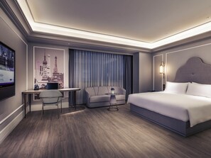 Minibar, caixa forta a l'habitació i escriptori
