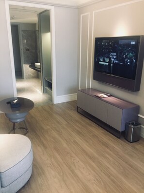 Privilege, Camera, 1 letto king | Area soggiorno | TV LED