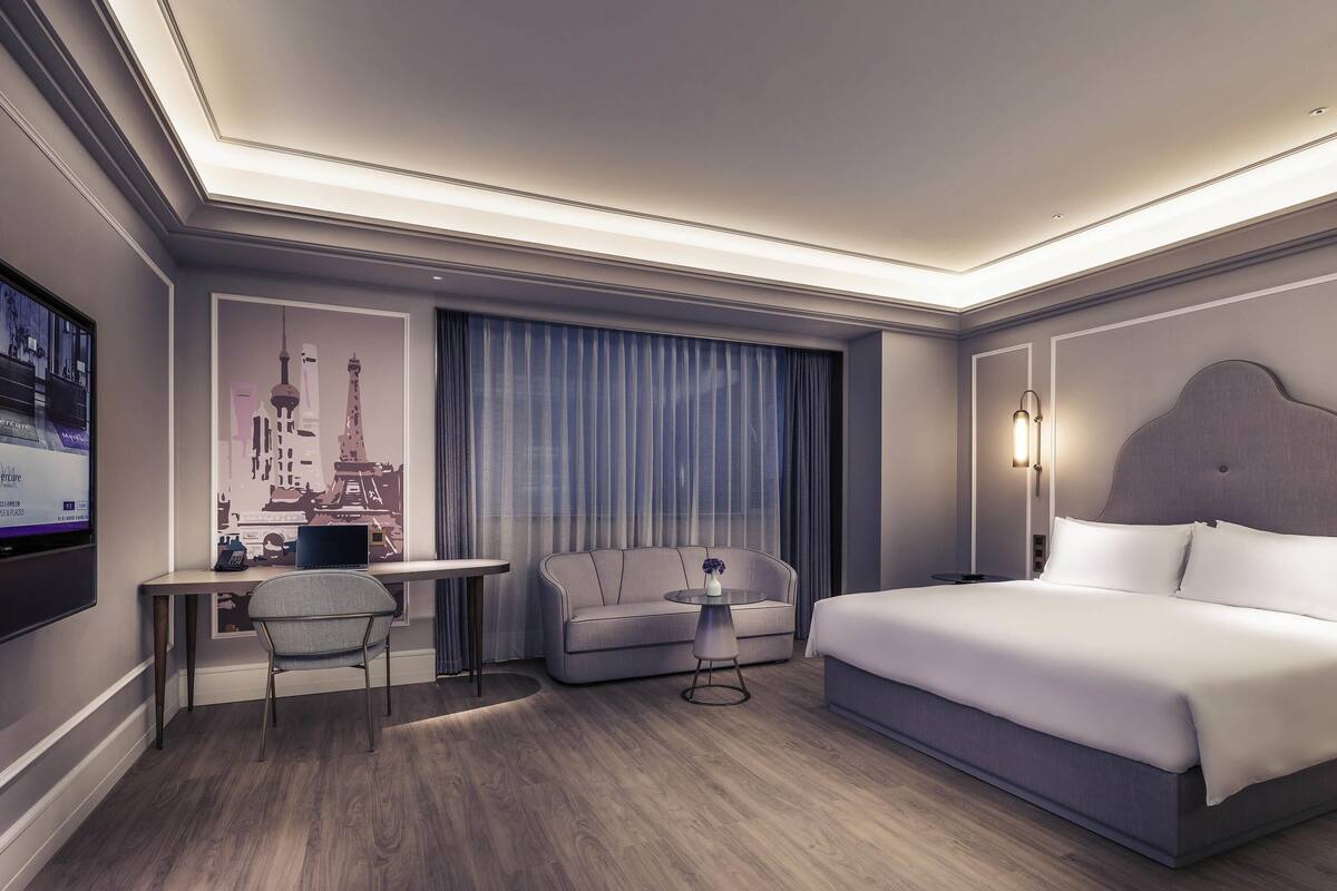 Habitación estándar, 1 cama de matrimonio grande | Minibar, caja fuerte, escritorio y sistema de insonorización