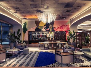 Aperto a colazione, pranzo e cena, cucina internazionale 