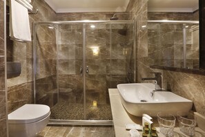 Premium bedding, minibar, in-room safe, free WiFi - The White Orient Hotel (Istanbul)