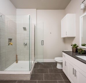 City Apartment, 1 Queen Bed, Accessible, Park View | Bathroom | Shower, towels - Downtown (Houston)