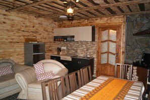 Family House, 3 Bedrooms, Refrigerator & Microwave, Mountain View | In-room dining