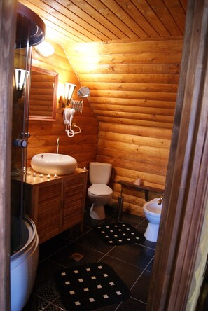 家庭獨棟房屋, 冰箱和微波爐, 山景 | 浴室 | 免費盥洗用品、毛巾