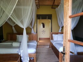 1 habitación, caja de seguridad en la habitación y escritorio 