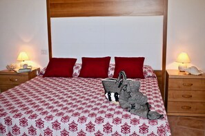 1 bedroom, free cots/infant beds