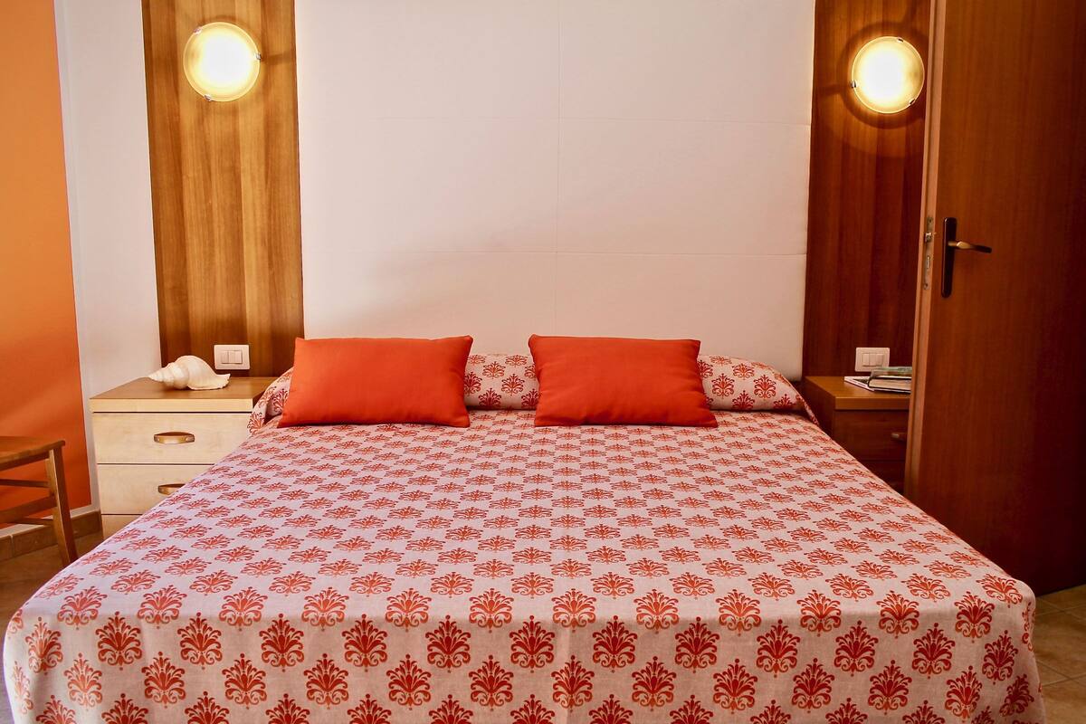1 bedroom, free cots/infant beds