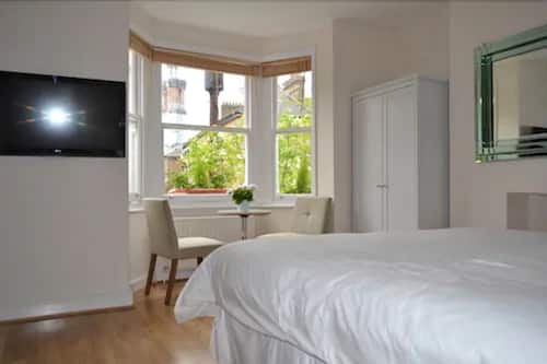 Deluxe Room | In-room safe, iron/ironing board, free WiFi, bed sheets