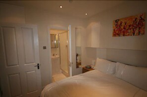 Shower, free toiletries, hair dryer, slippers - 69TheGrove (London)