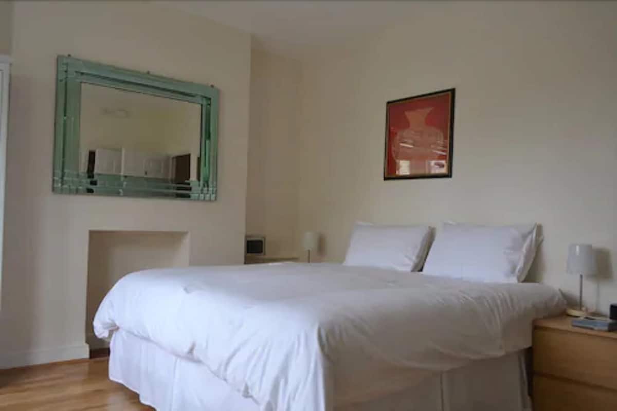 Coffres-forts dans les chambres, fer et planche à repasser