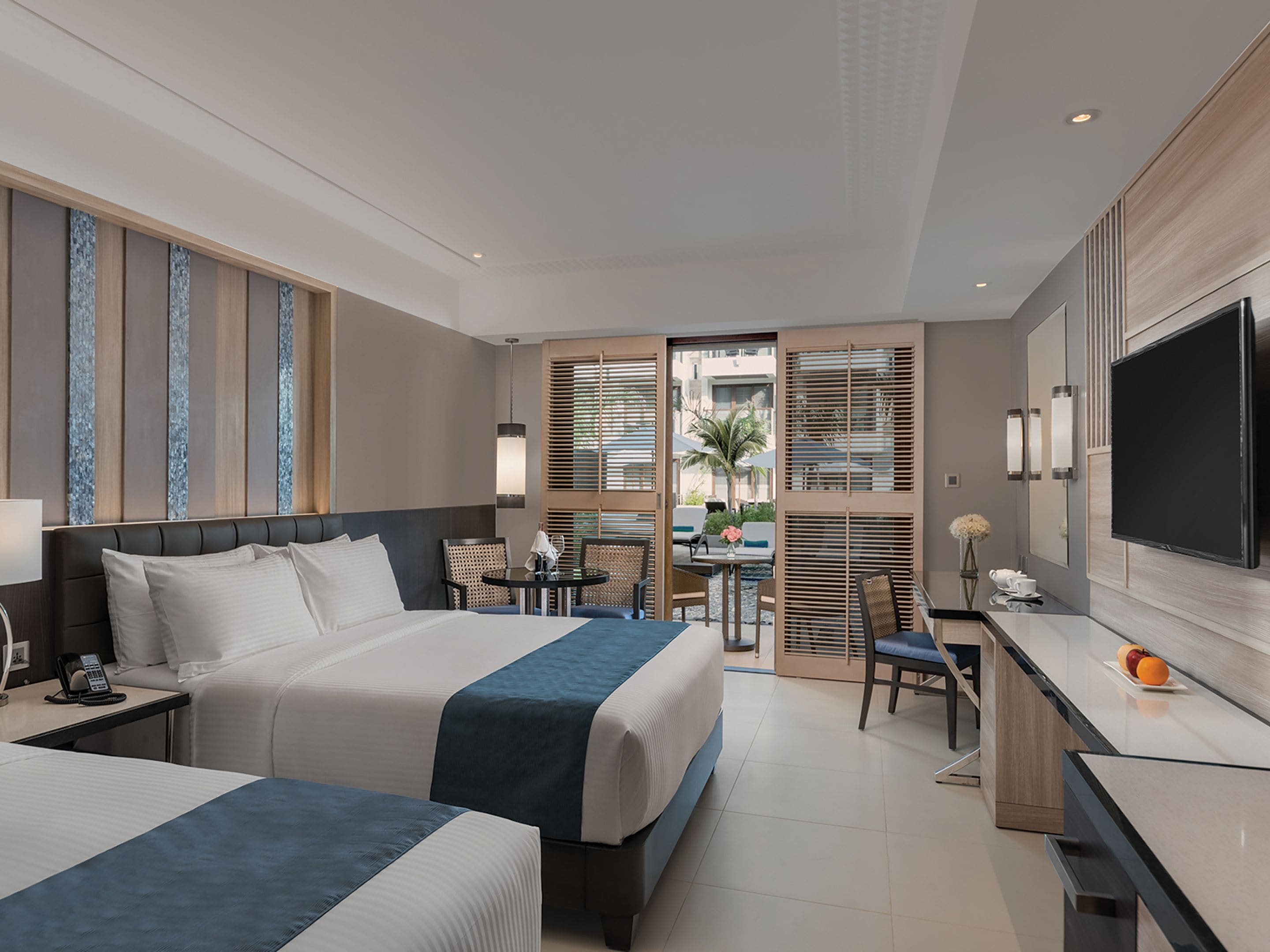 premier room with direct pool access  | minibar, in-room safe, desk, iron/ironing board