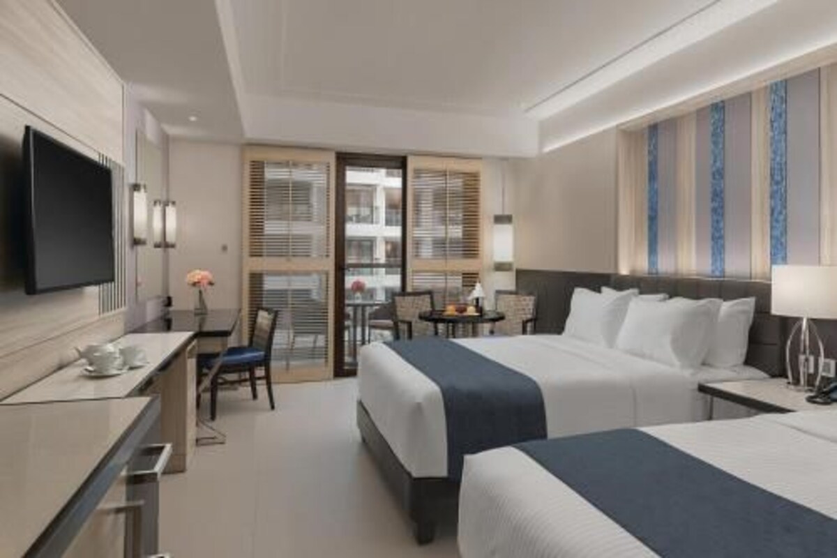 Minibar, caja de seguridad en la habitación y escritorio 