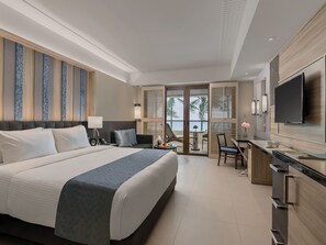 Habitación Grand, vista a la playa | Minibar, caja de seguridad en la habitación y escritorio 