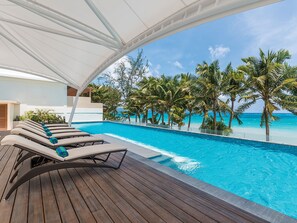 Minibar, in-room safe, desk, iron/ironing board - Henann Palm Beach Resort (Boracay Island)