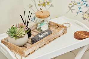 Ground Floor Garden & Patio Apartment 2 Bedrooms with Mountain View | Premium bedding, down comforters, Select Comfort beds - The Queenslander Raglan (Raglan)