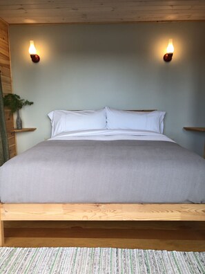 5 bedrooms, iron/ironing board, free WiFi, wheelchair access - Quaint, Quiet Cottage with Cozy Bunkhouses  (Bobcaygeon)