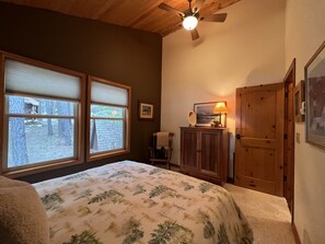 2 bedrooms, iron/ironing board, free WiFi, bed sheets - Beautiful 5 Star Guest Cabin in the Mountains, steps from Lake Cle Elum (Ronald)