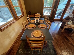 Dining - Beautiful 5 Star Guest Cabin in the Mountains, steps from Lake Cle Elum (Ronald)