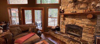 Beautiful 5 Star Guest Cabin in the Mountains, steps from Lake Cle Elum