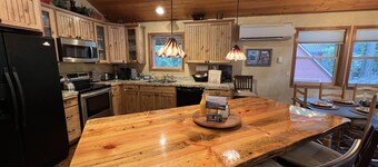 Beautiful 5 Star Guest Cabin in the Mountains, steps from Lake Cle Elum