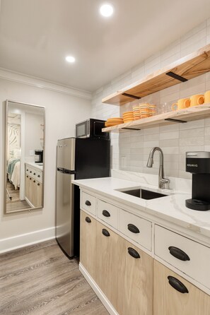 ثلاجة، ميكروويف، ماكينة لصنع القهوة/الشاي، محمصة خبز