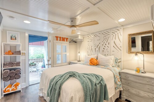 Tiny but perfect, super close to the beach.