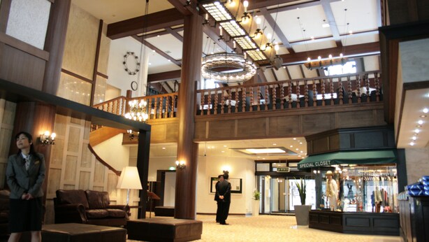 A spacious lobby with a high ceiling, a staircase, and a store named "SPECIAL CLOSET". - Villa The Club KARUIZAWA (Naganohara)