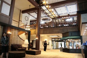 A spacious lobby with a high ceiling, a staircase, and a store named "SPECIAL CLOSET". - Villa The Club KARUIZAWA (Naganohara)