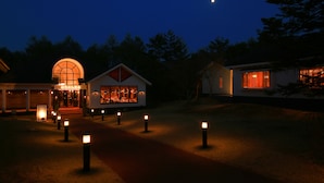 A building with a large arched entrance and a smaller adjacent structure with a triangular roof. - Villa The Club KARUIZAWA (Naganohara)