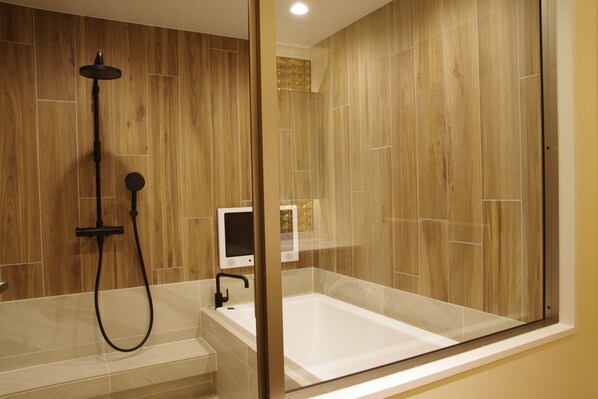 A modern bathroom with a glass-enclosed shower, a white bathtub, and wooden wall tiles. - Villa The Club KARUIZAWA (Naganohara)