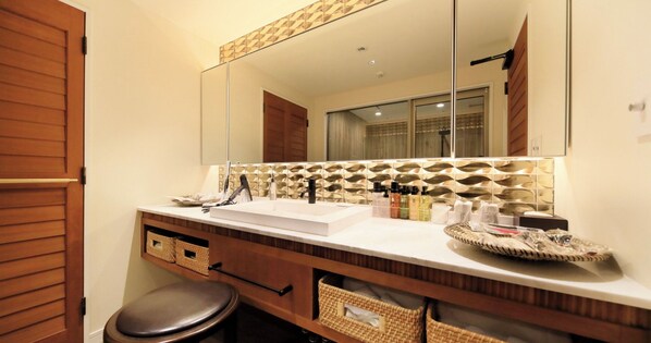 A modern bathroom with a large mirror, a white sink, and wooden cabinetry. - Villa The Club KARUIZAWA (Naganohara)