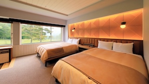 A modern hotel room with two beds, a large window, and a geometric patterned wall. - Villa The Club KARUIZAWA (Naganohara)
