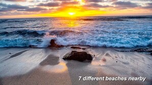 Une plage avec des vagues et un coucher de soleil. Un texte indique : « 7 plages différentes à proximité ».