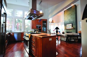 Réfrigérateur, four à micro-ondes, un four, surface de cuisson