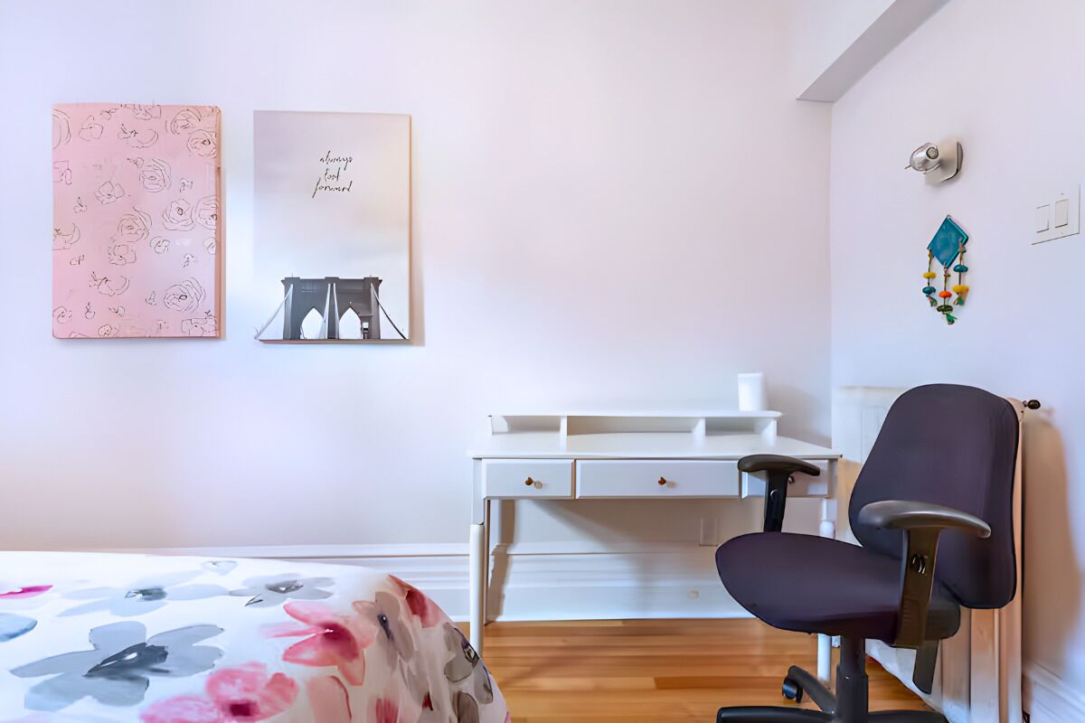 Une chambre à coucher avec un lit, un bureau et une chaise.