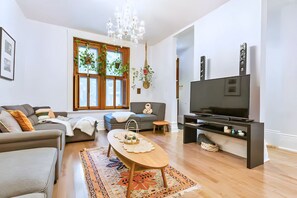 Smart-TV, Videospiele, Tischfußball