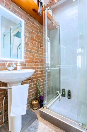 Dusche, Haartrockner, Handtücher, Seife