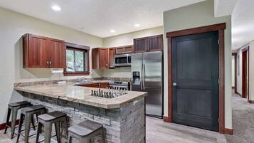 Een koelkast, een magnetron, een oven, een kookplaat