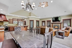 Dining - Magic Cabin in McCall Idaho With Hot Tub and Views (McCall)