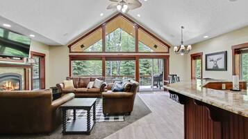 Een televisie, een open haard, videogames en een kantoor