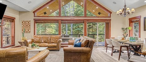 Fernseher, Kamin, Videospiele, Tischfußball