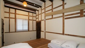 Une pièce de style japonais traditionnel, avec un sol recouvert de tatamis, un plafond en bois et des panneaux coulissants en papier.