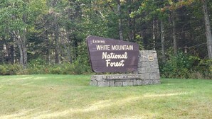 A sign for White Mountain National Forest. - whole 🏠! 10% off 7 nts or more, 15% off 28 nts or more (Bethlehem)