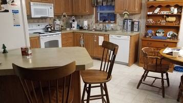 雪櫃、微波爐、焗爐、爐具