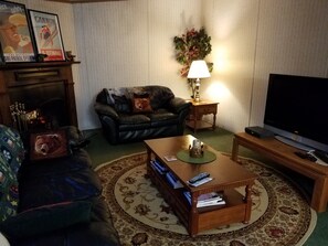 Téléviseur, foyer, lecteur de DVD, livres